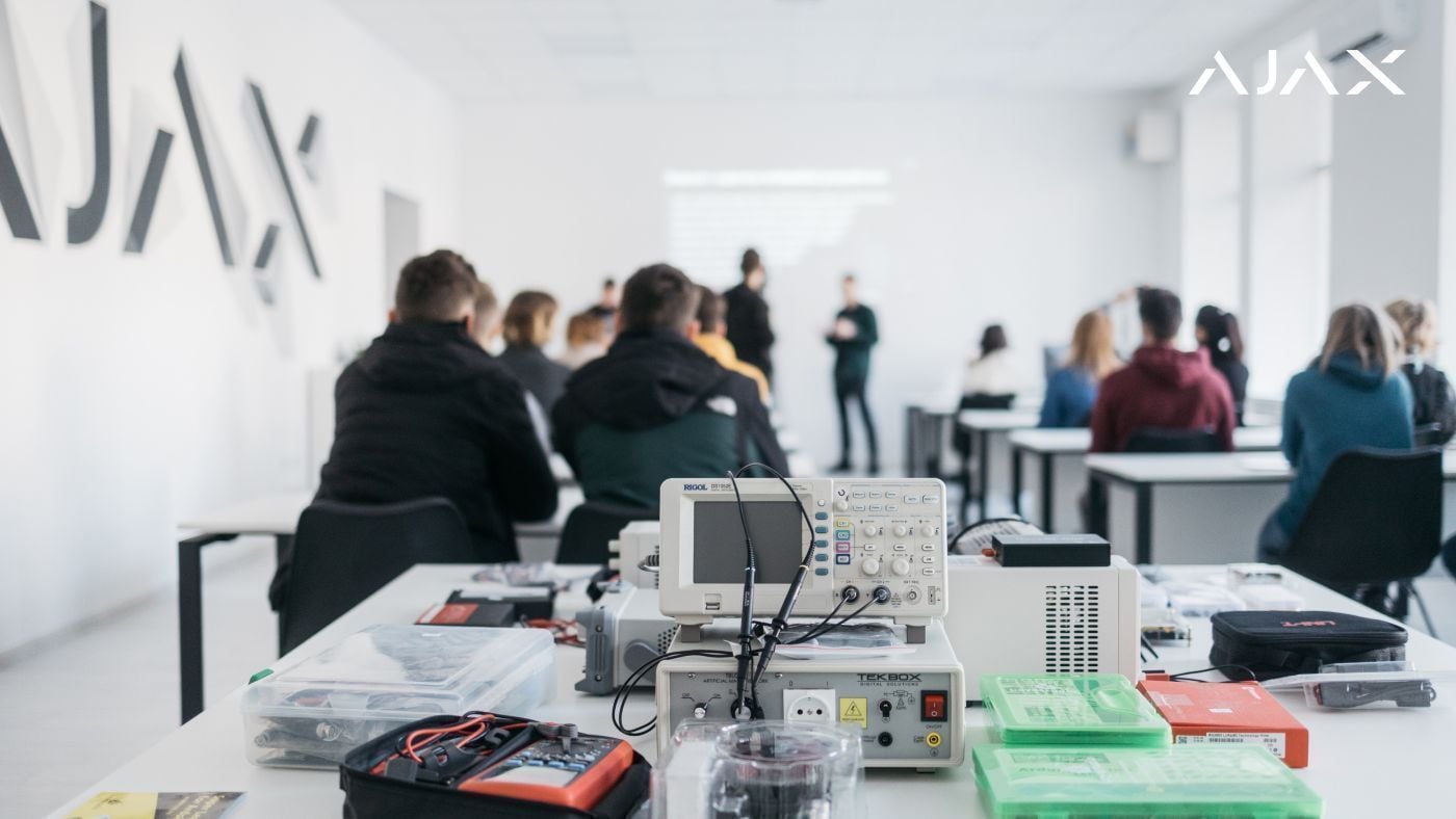 Ajax Systems ha attrezzato un laboratorio di ricerca per la Facoltà di Ingegneria Elettronica dell'Istituto Politecnico di Kyiv