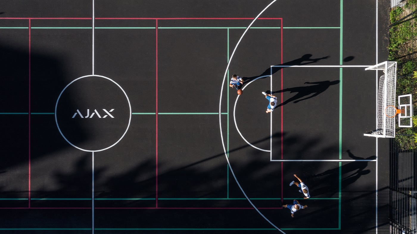 Ajax Systems reconstruyó un campo deportivo para un liceo en Kiev
