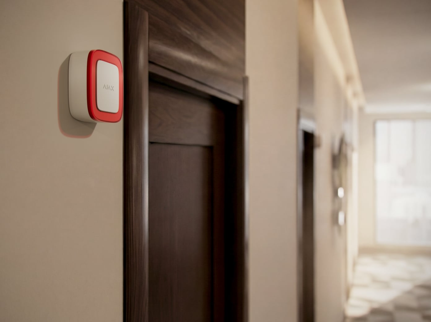 Dans un couloir d'hôtel, à proximité des portes de chambres