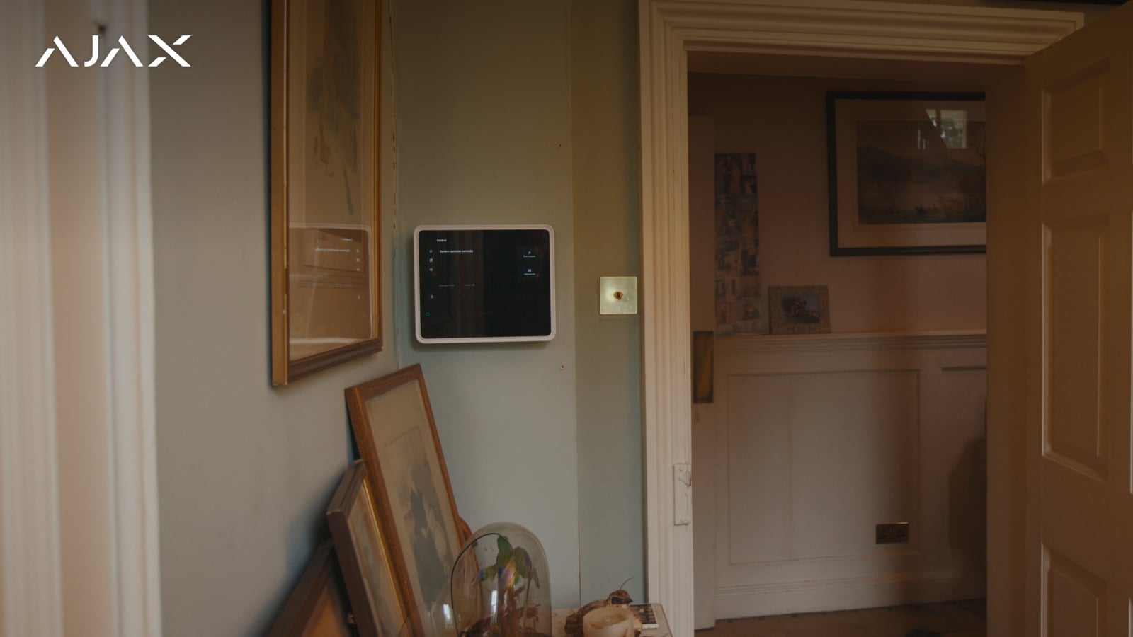 Panel de control EN54 Fire Hub Jeweller en el centro de todo el sistema