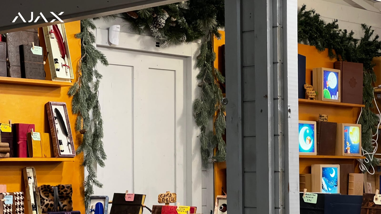 O detetor de movimento Ajax integra-se no interior da banca