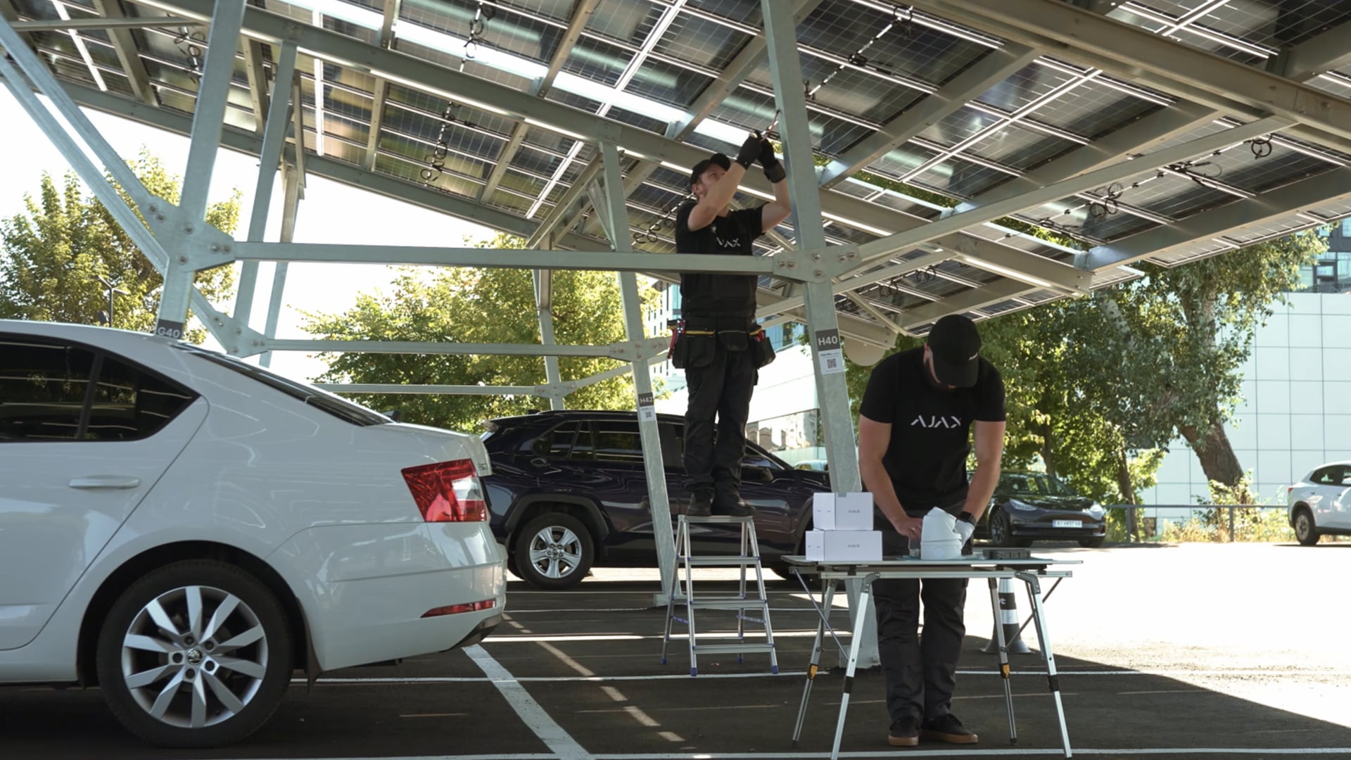 Oltre all’attrezzatura, bisogna considerare i costi ricorrenti legati ai servizi di monitoraggio.