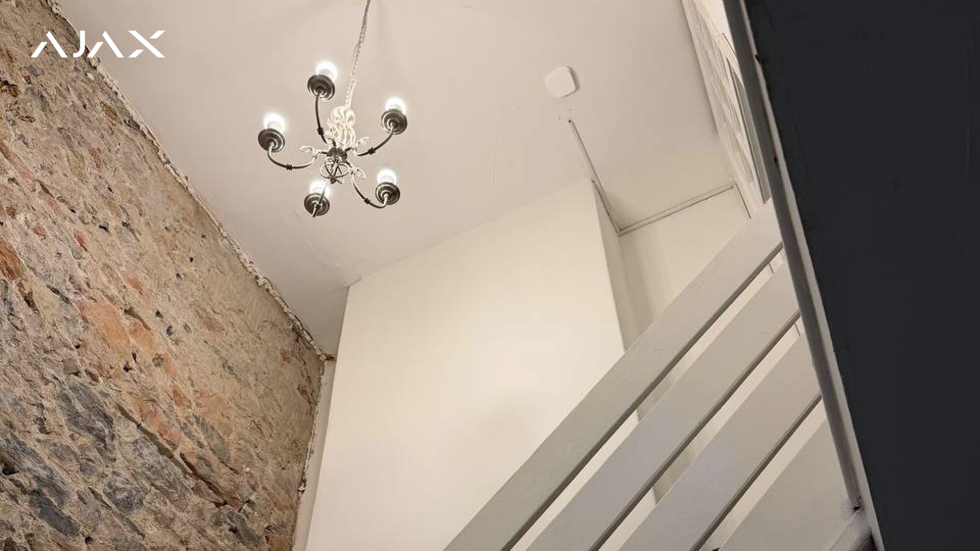 Dispositifs d'alarme incendie Ajax qui protègent un escalier