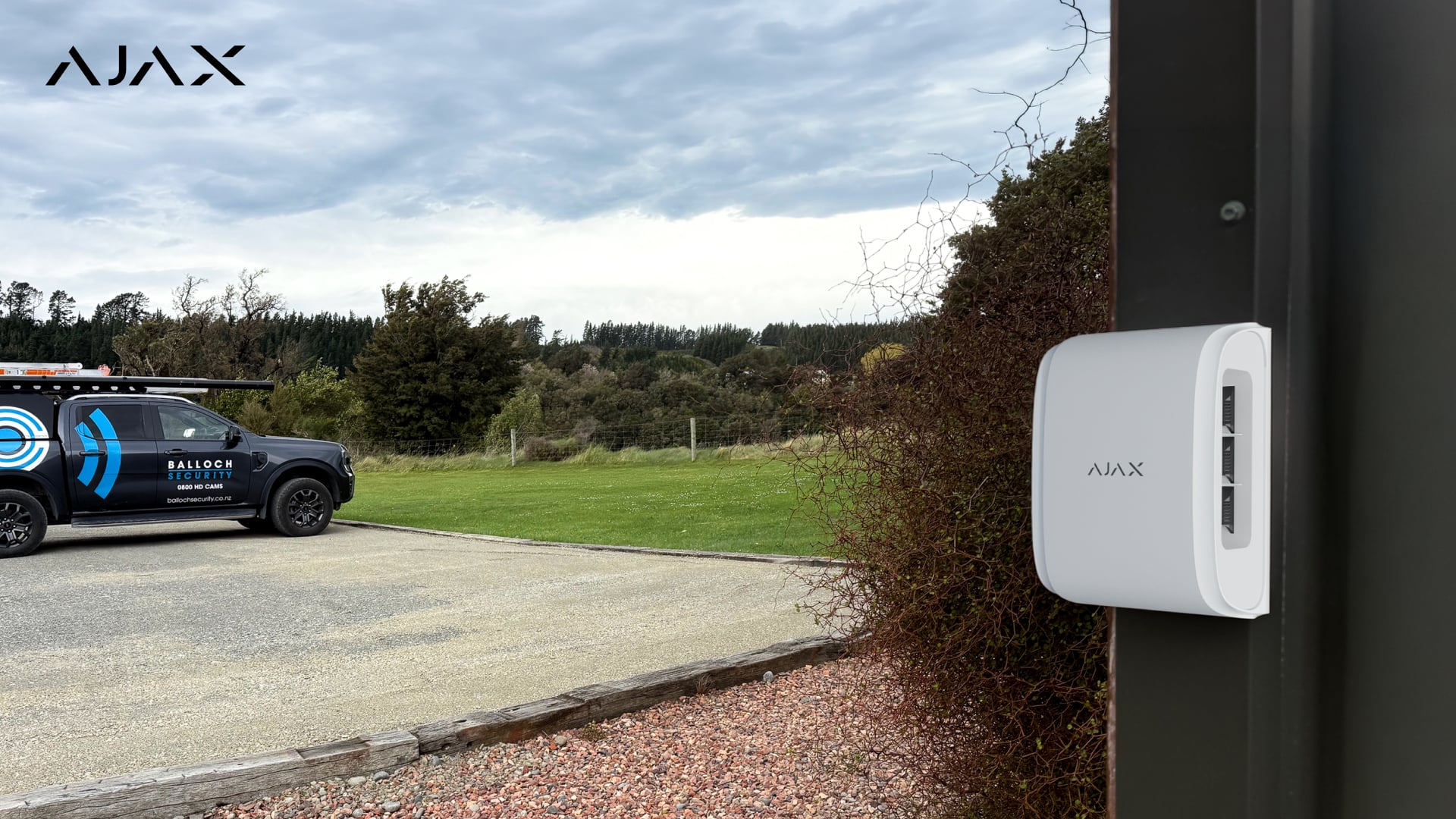 Bidirectional DualCurtain Outdoor Jeweller protects the building's perimeter