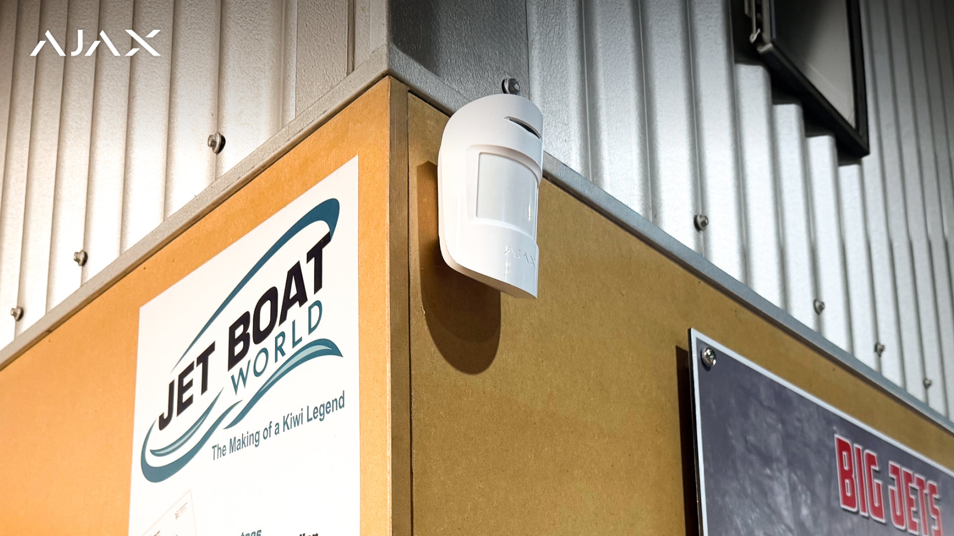 MotionCam Jeweller detects motion inside the protected buildings