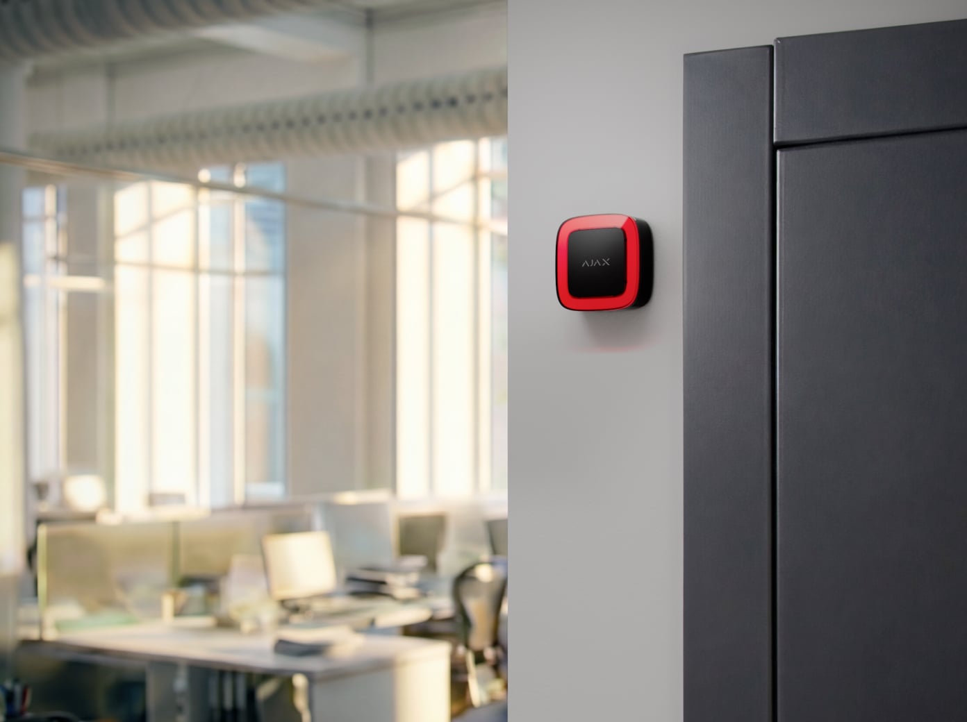 À côté de la porte d'un entrepôt ou d'un local technique