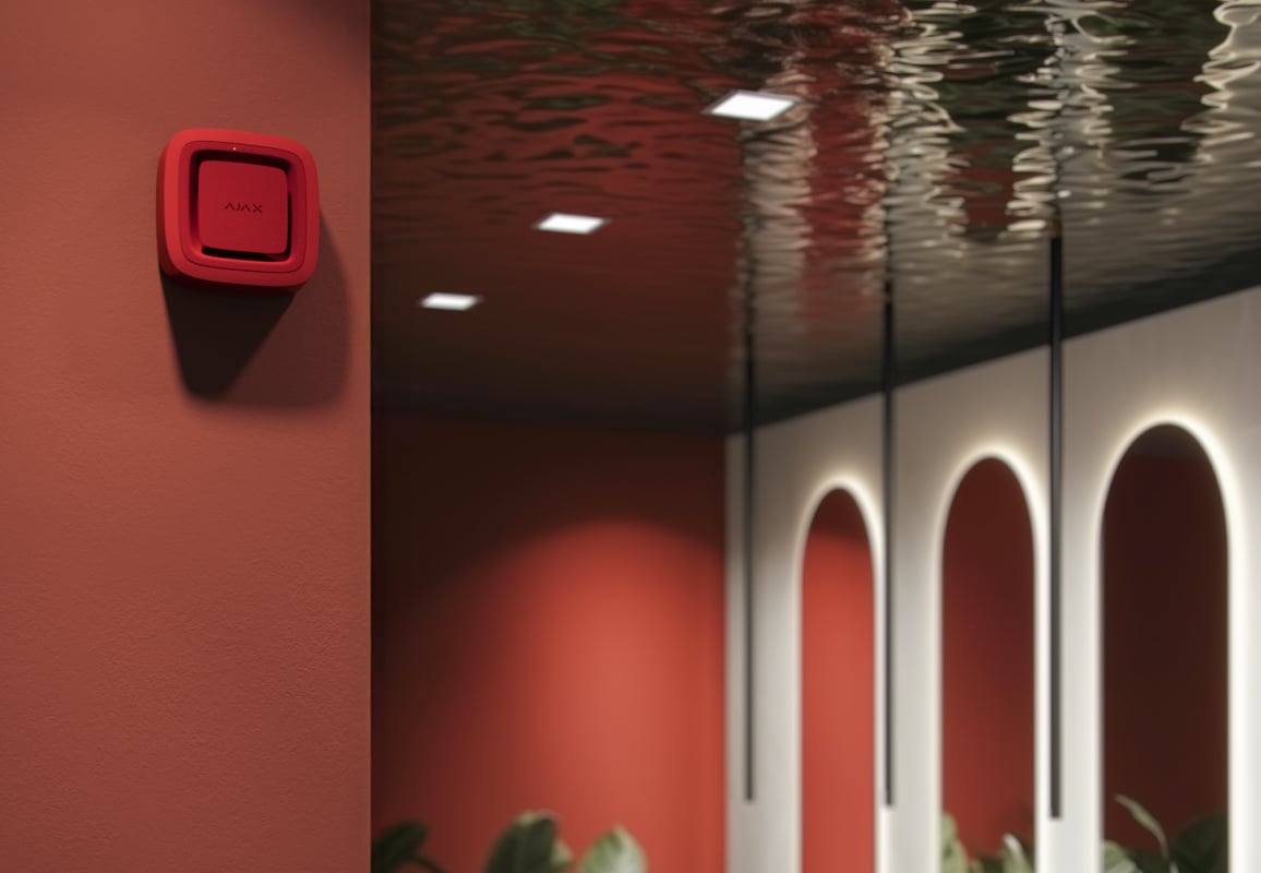 Design uniforme della custodia con opzioni di installazione versatili