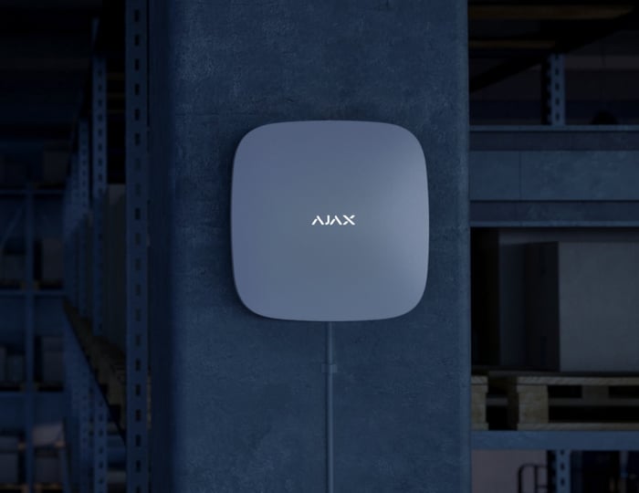 Centrale Ajax discrètement installée dans un intérieur