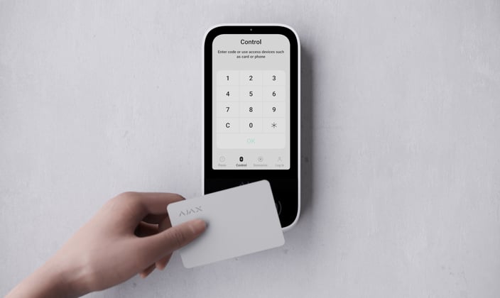 Carte Ajax Pass présentée devant un KeyPad TouchScreen