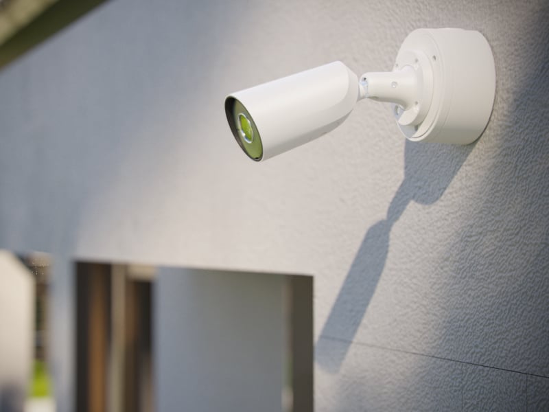 Caméra Ajax BulletCam installée sur la façade d’une maison
